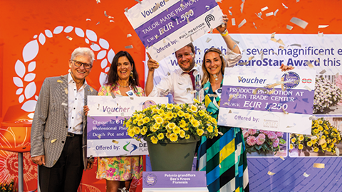 Petunia grandiflora, présenté par Florensis, est choisi par un jury international comme meilleur effet « waouh ». Sur la photo, de gauche à droite : Karol Pawlak et Ann Jennen pour Fleuroselect, Hagen Kalläne et Marjolein Kuyucu-Lodder, de Florensis International. ©Fleuroselect